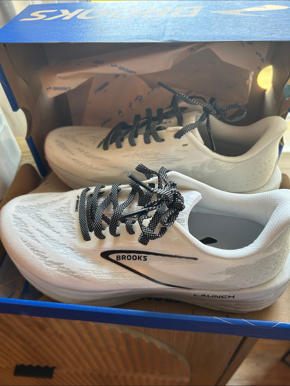 Brooks Launch 11 Running Shoes - White with Gum Sole - Picture 4 of 10
